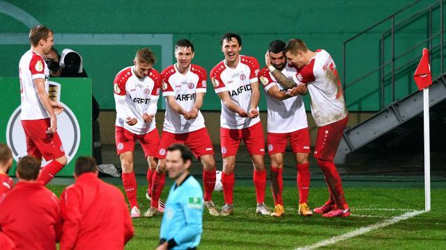 hocherfreute-sieger-die-spieler-von-rot-weiss-essen-ziehen-ins-viertelfinale-des-dfb-pokals-ein-.jpg